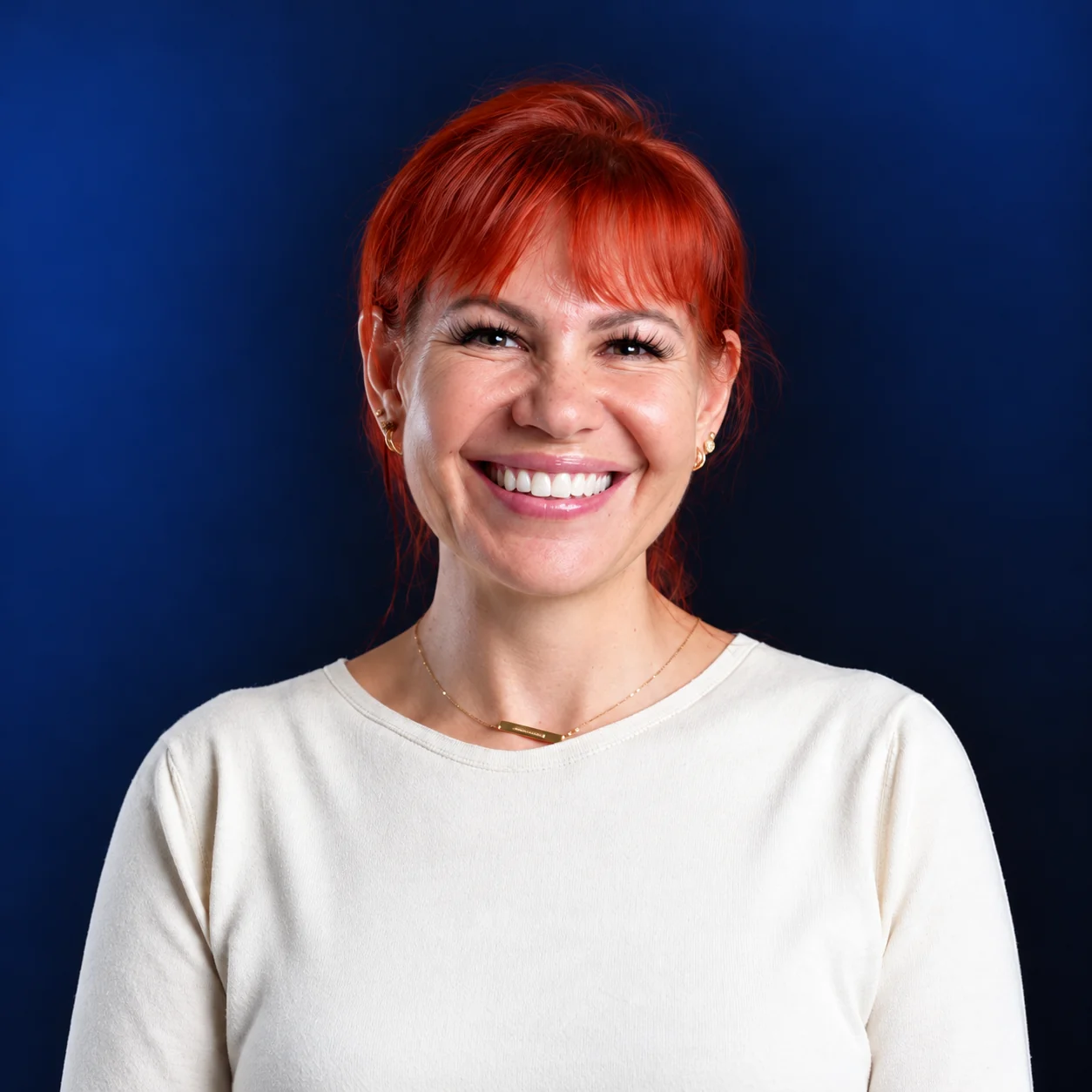 Membre souriante de l'équipe multilingue d'accompagnement des patients de Dentakay