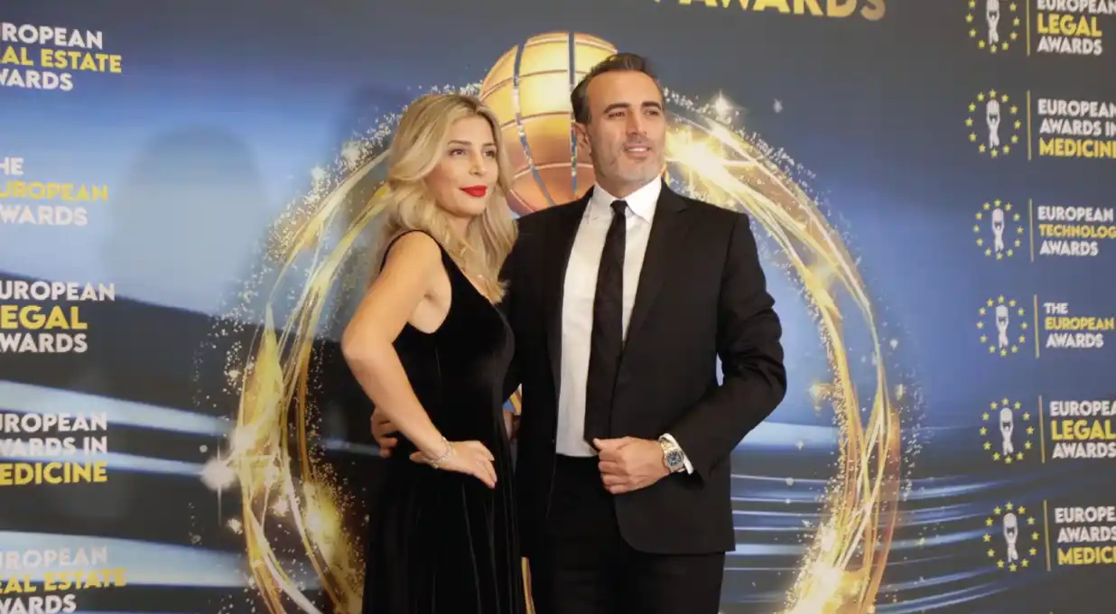 Roma'da The European Awards panosu önündeki Dentakay ekibi
