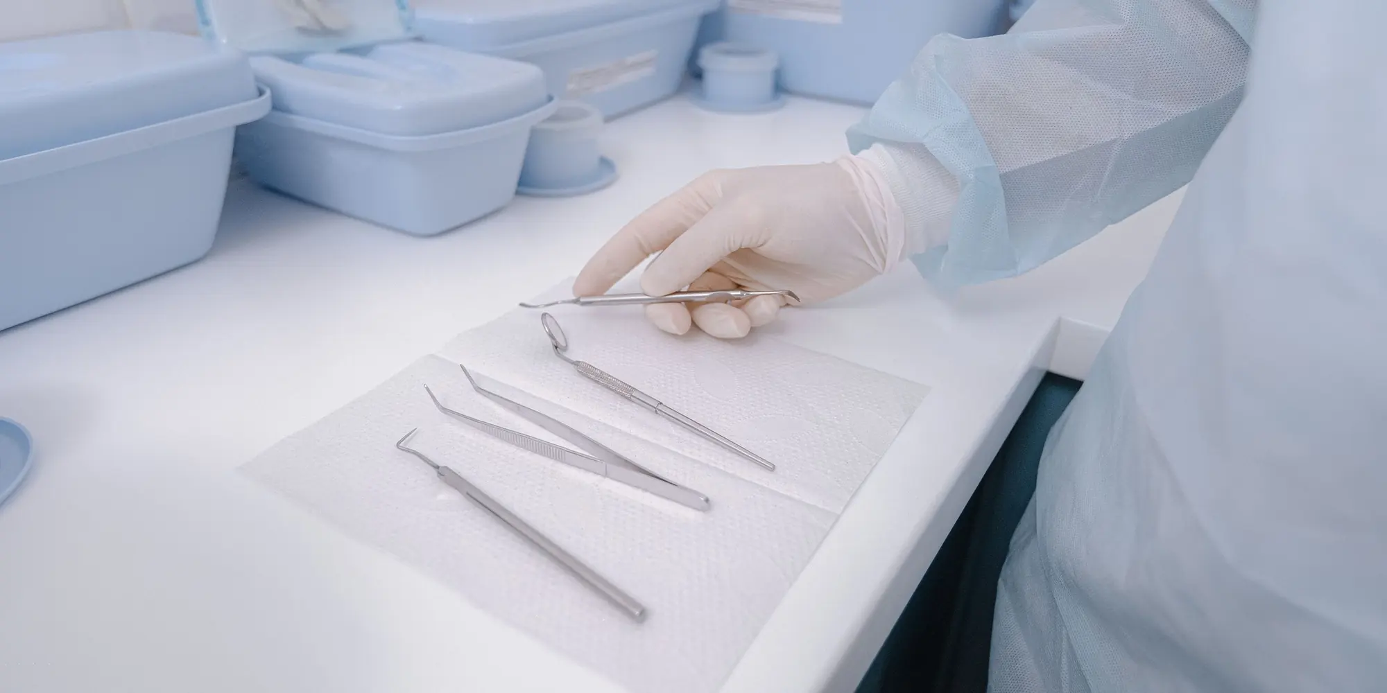 Un compañero de Dentakay coloca instrumentos en el esterilizador