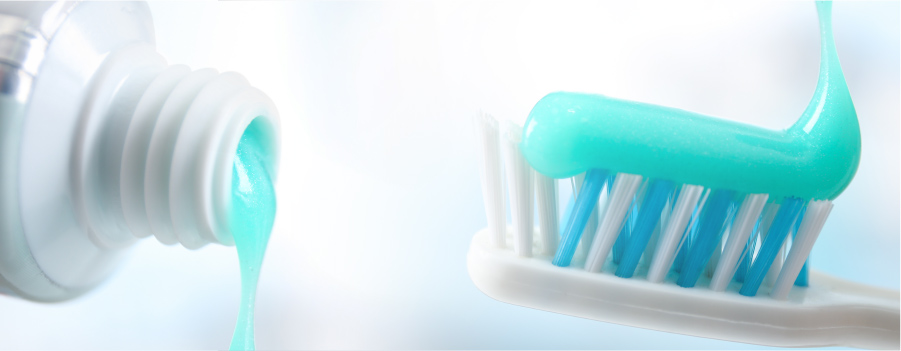 La crema dental puede limpiar el protector bucal y los dientes.